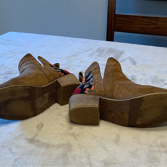 Floral accent boots size 6 - Picture 4 of 4